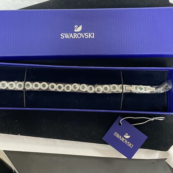 Swarovski tennis bracelet NIB - Picture 4 of 10